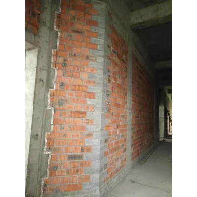 墻體不規(guī)則轉角處現場按實際尺寸制作預制塊
