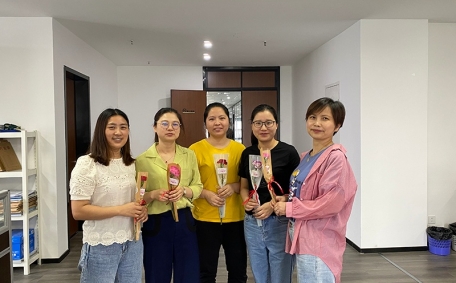 母親節(jié)工會(huì)組織向女職工獻(xiàn)花送祝福